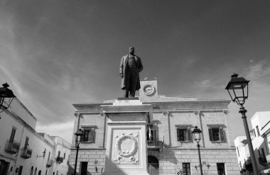 İtalya, Sicilya, Akdeniz, Egadi takımadaları, Favignana Adası (Trapani Eyaleti); şehrin merkez meydanındaki belediye sarayı cephesi manzarası