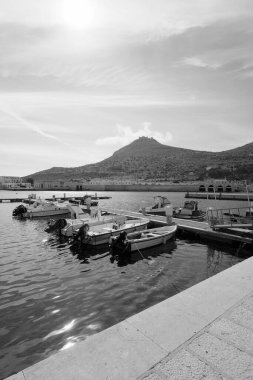 İtalya, Sicilya, Akdeniz, Egadi takımadaları, Favignana Adası (Trapani Eyaleti); 21 Mart 2024, limanda balıkçı tekneleri (arka planda eski ton balığı fabrikası) -