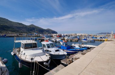 İtalya, Sicilya, Akdeniz, Egadi takımadaları, Favignana Adası (Trapani Eyaleti); 21 Mart 2024, limanda balıkçı tekneleri - EDITORIAL