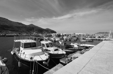 İtalya, Sicilya, Akdeniz, Egadi takımadaları, Favignana Adası (Trapani Eyaleti); 21 Mart 2024, limanda balıkçı tekneleri - EDITORIAL