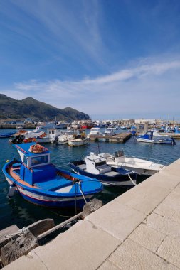 İtalya, Sicilya, Akdeniz, Egadi takımadaları, Favignana Adası (Trapani Eyaleti); 21 Mart 2024, limanda balıkçı tekneleri - EDITORIAL