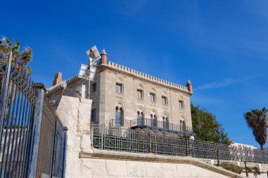 İtalya, Sicilya, Akdeniz, Egadi takımadaları, Favignana Adası (Trapani Eyaleti); Florio Sarayı cephesine bakın