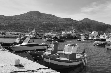 İtalya, Sicilya, Akdeniz, Egadi takımadaları, Favignana Adası (Trapani Eyaleti); 21 Mart 2024, limanda balıkçı tekneleri - EDITORIAL