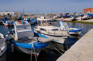 İtalya, Sicilya, Akdeniz, Egadi takımadaları, Favignana Adası (Trapani Eyaleti); 21 Mart 2024, limanda balıkçı tekneleri - EDITORIAL