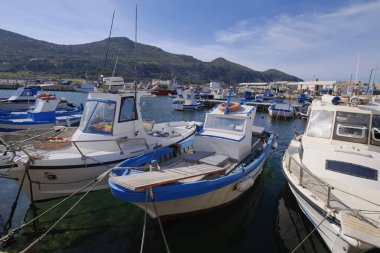 İtalya, Sicilya, Akdeniz, Egadi takımadaları, Favignana Adası (Trapani Eyaleti); 21 Mart 2024, limanda balıkçı tekneleri - EDITORIAL