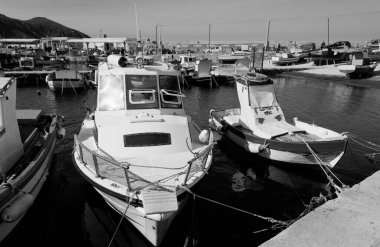 İtalya, Sicilya, Akdeniz, Egadi takımadaları, Favignana Adası (Trapani Eyaleti); 21 Mart 2024, limanda balıkçı tekneleri - EDITORIAL