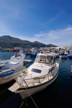 İtalya, Sicilya, Akdeniz, Egadi takımadaları, Favignana Adası (Trapani Eyaleti); limandaki balıkçı tekneleri 