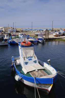 İtalya, Sicilya, Akdeniz, Egadi takımadaları, Favignana Adası (Trapani Eyaleti); 21 Mart 2024, limanda balıkçı tekneleri - EDITORIAL