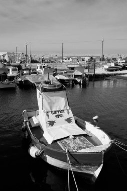 İtalya, Sicilya, Akdeniz, Egadi takımadaları, Favignana Adası (Trapani Eyaleti); 21 Mart 2024, limanda balıkçı tekneleri - EDITORIAL