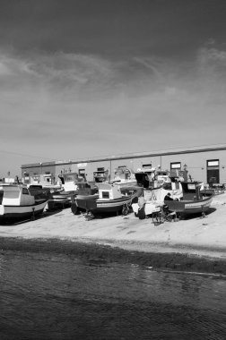 İtalya, Sicilya, Akdeniz, Egadi takımadaları, Favignana Adası (Trapani Eyaleti); 21 Mart 2024, limanda halk ve balıkçı tekneleri - EDITORIAL