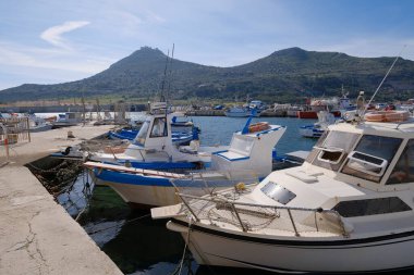 İtalya, Sicilya, Akdeniz, Egadi takımadaları, Favignana Adası (Trapani Eyaleti); 21 Mart 2024, limanda balıkçı tekneleri - EDITORIAL