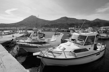 İtalya, Sicilya, Akdeniz, Egadi takımadaları, Favignana Adası (Trapani Eyaleti); 21 Mart 2024, limanda balıkçı tekneleri - EDITORIAL