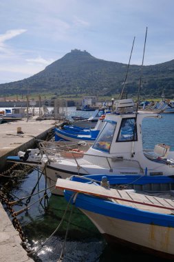 İtalya, Sicilya, Akdeniz, Egadi takımadaları, Favignana Adası (Trapani Eyaleti); 21 Mart 2024, limanda balıkçı tekneleri - EDITORIAL