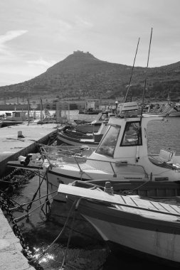 İtalya, Sicilya, Akdeniz, Egadi takımadaları, Favignana Adası (Trapani Eyaleti); 21 Mart 2024, limanda balıkçı tekneleri - EDITORIAL