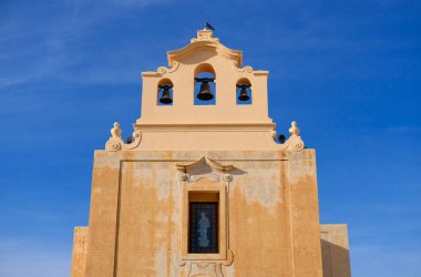 İtalya, Sicilya, Akdeniz, Egadi takımadaları, Favignana Adası (Trapani Eyaleti); adanın merkez meydanındaki katedral cephesi ve çan kulesi manzarası