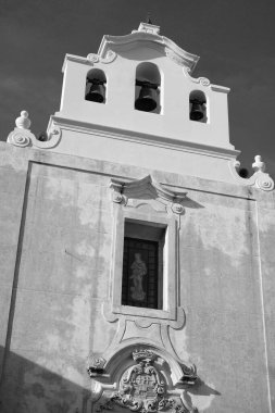 İtalya, Sicilya, Akdeniz, Egadi takımadaları, Favignana Adası (Trapani Eyaleti); adanın merkez meydanındaki katedral cephesi ve çan kulesi manzarası