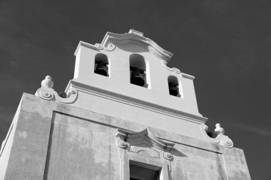 İtalya, Sicilya, Akdeniz, Egadi takımadaları, Favignana Adası (Trapani Eyaleti); adanın merkez meydanındaki katedral cephesi ve çan kulesi manzarası