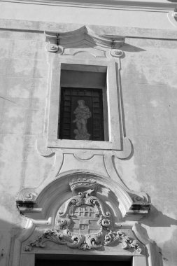 İtalya, Sicilya, Akdeniz, Egadi takımadaları, Favignana Adası (Trapani Eyaleti); adanın merkez meydanındaki katedral cephesi manzarası