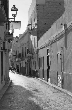 İtalya, Sicilya, Akdeniz, Egadi takımadaları, Favignana Adası (Trapani Eyaleti); adanın merkez caddesindeki insanlar