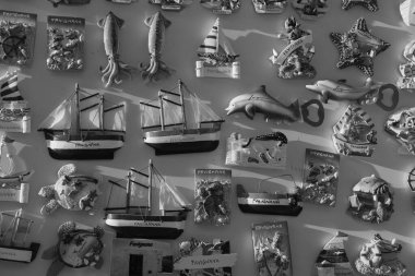 İtalya, Sicilya, Akdeniz, Egadi takımadaları, Favignana Adası (Trapani Eyaleti); yerel bir hediyelik eşya dükkanında turistik cihazlar