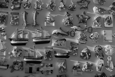 İtalya, Sicilya, Akdeniz, Egadi takımadaları, Favignana Adası (Trapani Eyaleti); yerel bir hediyelik eşya dükkanında turistik cihazlar