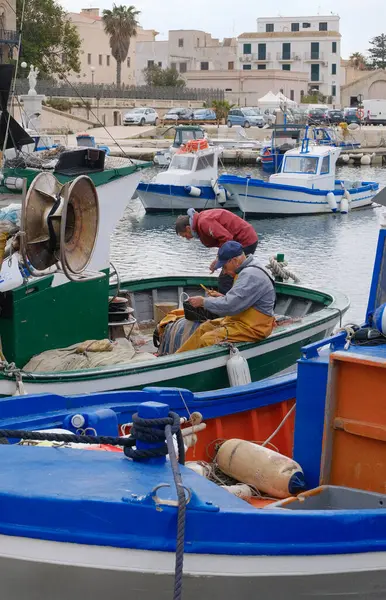 İtalya, Sicilya, Akdeniz, Egadi takımadaları, Favignana Adası (Trapani Eyaleti); 22 Mart 2024, limanda balıkçılar, balıkçılar, balıkçı tekneleri ve ağlar - EDITORIAL