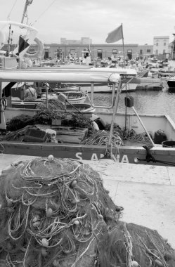 İtalya, Sicilya, Akdeniz, Egadi takımadaları, Favignana Adası (Trapani Eyaleti); limanda balıkçı tekneleri ve ağları