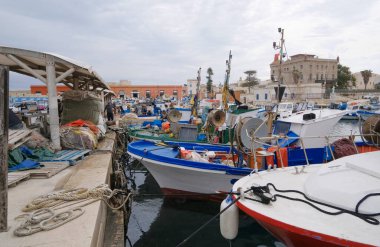 İtalya, Sicilya, Akdeniz, Egadi takımadaları, Favignana Adası (Trapani Eyaleti); 22 Mart 2024, limanda balıkçılar, balıkçılar, balıkçı tekneleri ve ağlar - EDITORIAL