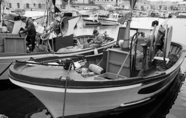 İtalya, Sicilya, Akdeniz, Egadi takımadaları, Favignana Adası (Trapani Eyaleti); 22 Mart 2024, limanda balıkçılar, balıkçılar, balıkçı tekneleri ve ağlar - EDITORIAL