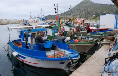 İtalya, Sicilya, Akdeniz, Egadi takımadaları, Favignana Adası (Trapani Eyaleti); 22 Mart 2025, limanda balıkçılar, balıkçılar, balıkçı tekneleri ve ağlar - EDITORIAL