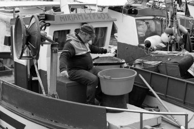 İtalya, Sicilya, Akdeniz, Egadi takımadaları, Favignana Adası (Trapani Eyaleti); 22 Mart 2025, limanda balıkçılar, balıkçılar, balıkçı tekneleri ve ağlar - EDITORIAL