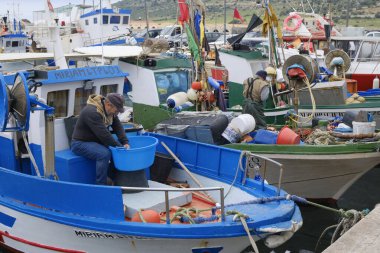 İtalya, Sicilya, Akdeniz, Egadi takımadaları, Favignana Adası (Trapani Eyaleti); 22 Mart 2025, limanda balıkçılar, balıkçılar, balıkçı tekneleri ve ağlar - EDITORIAL