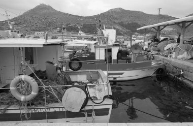 İtalya, Sicilya, Akdeniz, Egadi takımadaları, Favignana Adası (Trapani Eyaleti); 22 Mart 2024, limanda balıkçılar, balıkçılar, balıkçı tekneleri ve ağlar - EDITORIAL