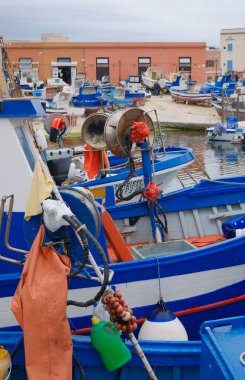 İtalya, Sicilya, Akdeniz, Egadi takımadaları, Favignana Adası (Trapani Eyaleti); limanda balıkçı tekneleri ve ağları