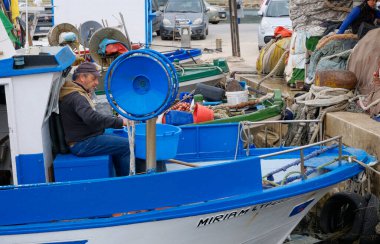 İtalya, Sicilya, Akdeniz, Egadi takımadaları, Favignana Adası (Trapani Eyaleti); 22 Mart 2024, limanda balıkçılar, balıkçılar, balıkçı tekneleri ve ağlar - EDITORIAL