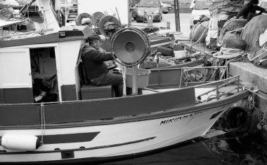 İtalya, Sicilya, Akdeniz, Egadi takımadaları, Favignana Adası (Trapani Eyaleti); 22 Mart 2024, limanda balıkçılar, balıkçılar, balıkçı tekneleri ve ağlar - EDITORIAL