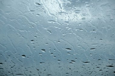 Pencere camına yağmur damlaları