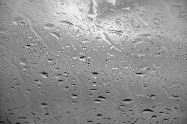 Pencere camına yağmur damlaları
