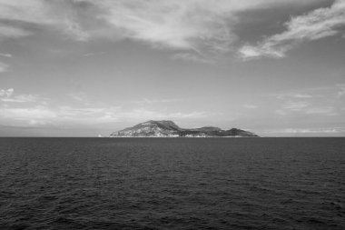 İtalya, Sicilya, Akdeniz, Egadi takımadaları, Levanzo Adası (Trapani Eyaleti); adanın kayalık kıyılarının manzarası