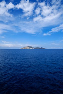 İtalya, Sicilya, Akdeniz, Egadi takımadaları, Levanzo Adası (Trapani Eyaleti); adanın kayalık kıyılarının manzarası