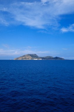 İtalya, Sicilya, Akdeniz, Egadi takımadaları, Levanzo Adası (Trapani Eyaleti); adanın kayalık kıyılarının manzarası