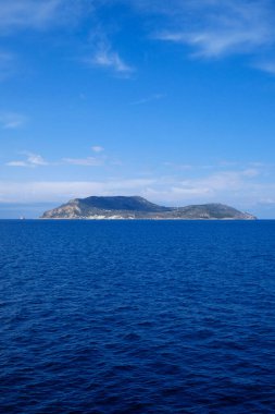İtalya, Sicilya, Akdeniz, Egadi takımadaları, Levanzo Adası (Trapani Eyaleti); adanın kayalık kıyılarının manzarası