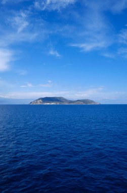 İtalya, Sicilya, Akdeniz, Egadi takımadaları, Levanzo Adası (Trapani Eyaleti); adanın kayalık kıyılarının manzarası