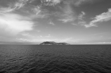 İtalya, Sicilya, Akdeniz, Egadi takımadaları, Levanzo Adası (Trapani Eyaleti); adanın kayalık kıyılarının manzarası
