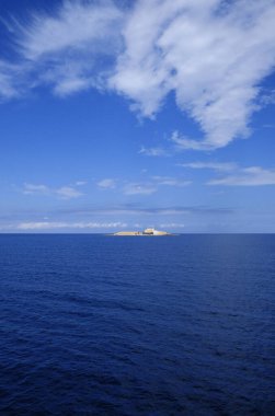 İtalya, Sicilya, Akdeniz, Egadi takımadaları, Formiche kayaları (Trapani Eyaleti); iki kayalık adadan birinin manzarası