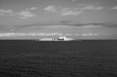 İtalya, Sicilya, Akdeniz, Egadi takımadaları, Formiche kayaları (Trapani Eyaleti); iki kayalık adadan birinin manzarası