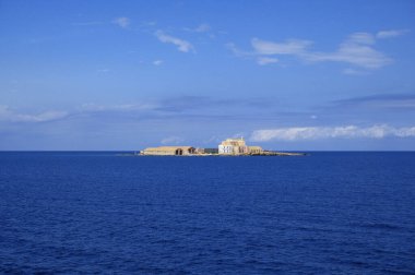 İtalya, Sicilya, Akdeniz, Egadi takımadaları, Formiche kayaları (Trapani Eyaleti); iki kayalık adadan birinin manzarası