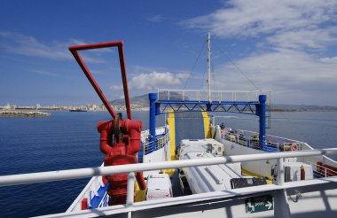 İtalya, Sicilya, Trapani; 22 Mart 2024, bir feribot manzaralı şehir ve sahil - EDITORIAL