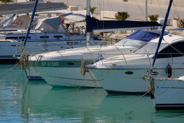 İtalya, Sicilya, Akdeniz, Marina di Ragusa (Ragusa Eyaleti); limanda lüks yatlar 