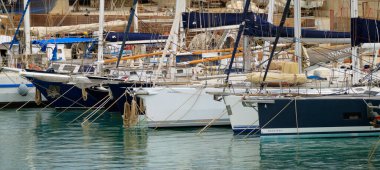 İtalya, Sicilya, Akdeniz, Marina di Ragusa (Ragusa ili); 22 Nisan 2024, limanda lüks yatlar - EDITORIAL